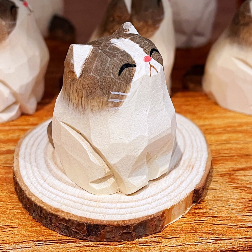 Tưỡng gỗ mèo ngồi trắng xám