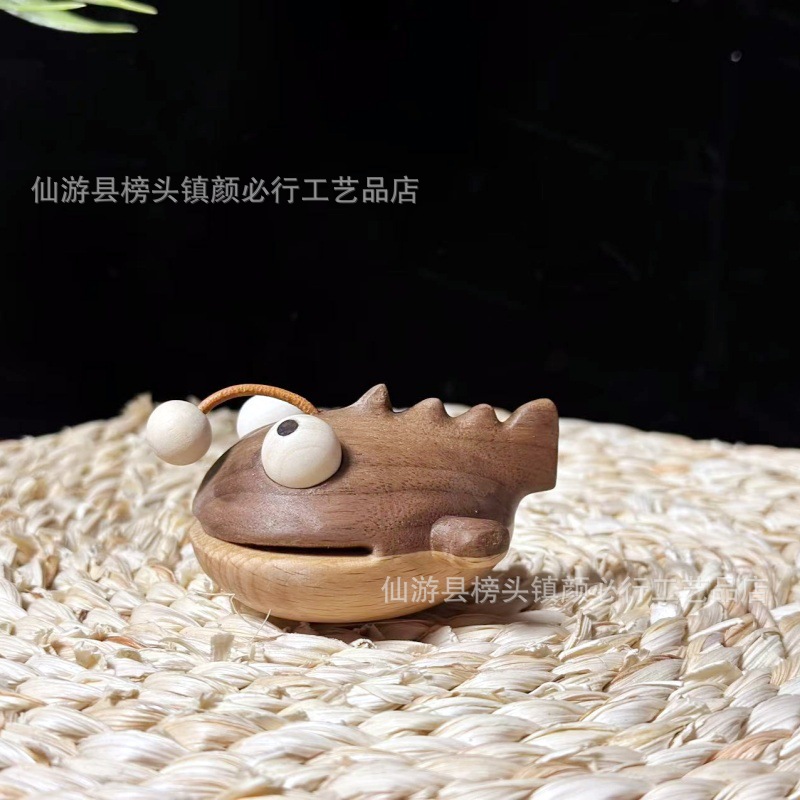Tượng gỗ- Cá đèn lồng
