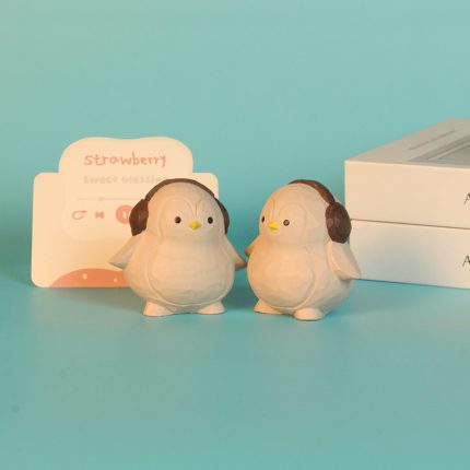 Tượng chim cánh cụt nghe nhạc